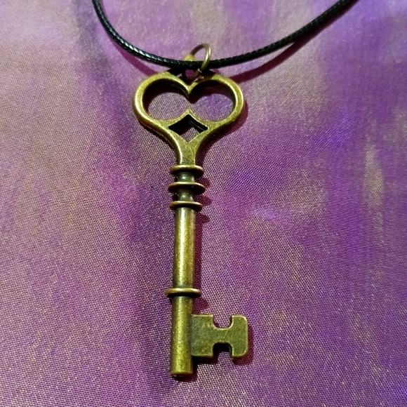 Brass key pendant necklace jewelry skeleton key vintage antique brass key black - Picture 3 of 5